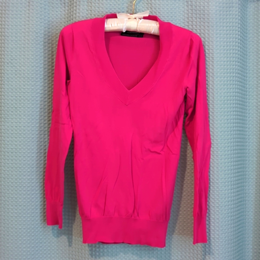 EUC XS Hot pink cotton Club Monaco V neck  shirt 🩷🌸💗🏩